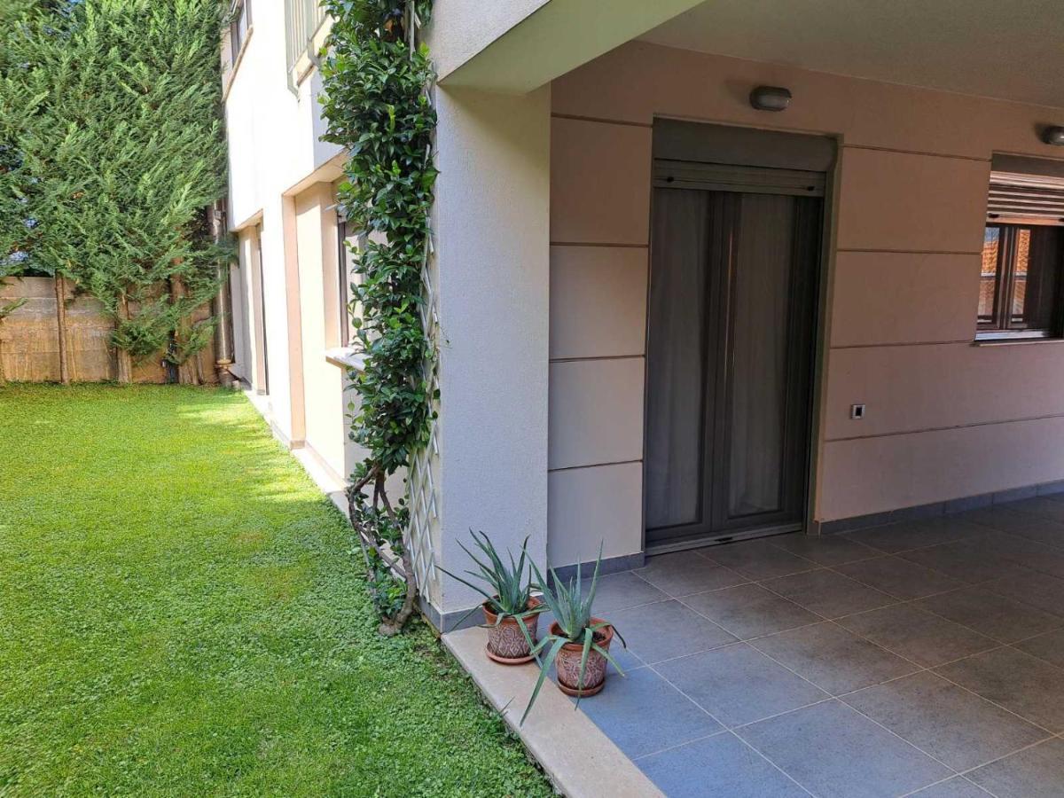 Apartment Flat With Garden In *